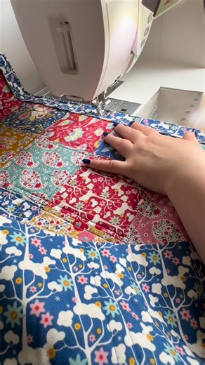 ✨ Quilt Binding Chat! ✨ Quite often people come to me and ask about bias binding for quilts… and my answer is always no 🙈 Bias binding is brilliant for projects with curves. Quilts have straight edges, so why overcomplicate things when all you need is binding cut on the grain? Here’s how I do mine: • Cut strips 2.5” wide on the grain • Fold wrong sides together • Stitch to the front of the quilt using a generous ¼” seam allowance • Fold over to the back and hand stitch in place Simple, neat, an