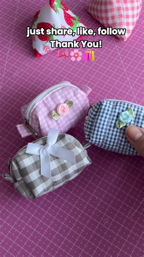 DIY Mini Quilted Keychain Earbud Pouch 🎧✨ Small, soft, and so practical – clip it to your keys or bag and keep your earbuds safe! Such a fun and beginner-friendly sewing project 🤍 Want the pattern? Comment “pattern” and I’ll send you the link 💌 #sewingproject #diy #quiltedpouch #sewingpattern #giftidea