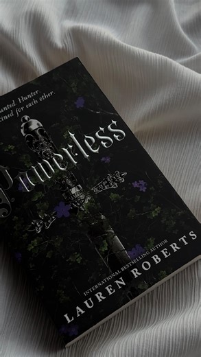 ᴍʏʙᴏᴏᴋꜱᴛᴀ 🏹 on Instagram: "- oh also it’s not inspired it’s plagiarized 🫶🏻 (there are word for word lines completely copied so…) - Why is it so popular then? Because romance readers found out they like fantasy through powerless, when they don’t know that in the actual genre it doesn’t deserve to be rated more than 3 stars (I’m being generous here) - “she started writing it at 18” well yeah 18 year olds should be aware enough of the difference between inspiration and plagiarism…even kids are n