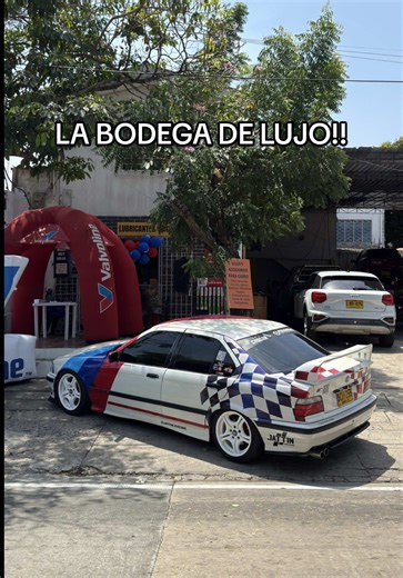 🚗🔥 En Jattin Racing seguimos trabajando para ustedes. Hoy estamos en La Bodega de Lujo junto a Valvoline, trayéndoles productos de calidad para el mejor cuidado de sus vehículos. 📍 Carrera 46 #76-167 💥 15% de descuento en el filtro al realizar tu cambio de aceite. ¡Aprovechen y caigan por acá! 👈🏻 🚗 #JattinRacing #Valvoline #CambioDeAceite #Carros