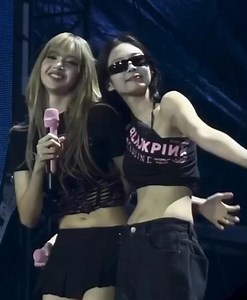 their body language, hand placements scream intimacy😜 | all_about_jenlisa