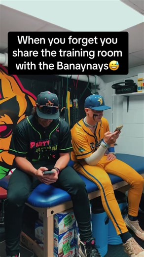 Jump scare foreal😅 . . . #savannahbananas #partyanimals #trainingroom #tannerthomas #daltonmauldin #baseball #bananaball #baseballboys #baseballlife #usabaseball #omaha #savannahgeorgia #cheers