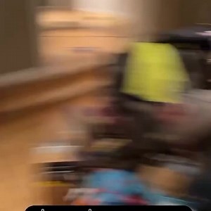 HÅDJER! @irmalehtosalo Försöker vara duktig och rensa ett rum och ställt ut allt innan genomgång av sakerna för att se vad som skall sparas, kastas eller skänkas bort. Får ändå skit. 🤣 🇫🇮 I 2 månader har hon bott här eftersom vi håller på med en tv-serie för @tv4 där vi rivit hennes gamla hus och bygger nytt pga att det gamla var utom räddning. 1 1/2 månad kvar innan hon kan flytta hem. S O S | Markoolio