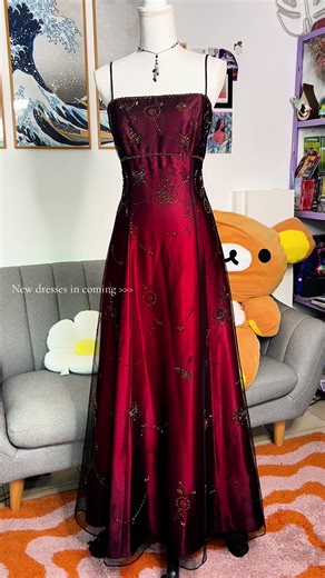 Nouvel arivage de robes vintage des années 90/2000 d’exception, elles seront disponibles le 1er Mars à 19h sur ma boutique Peashup.com 💕✨ #vintagedress #90sdresses #vintageshop #boutiquevintage #vintagepromdresses Peashup est une boutique vintage en ligne et une boutique d’upcycling basée à Rennes, spécialisée dans les vêtements vintage des années 90/Y2K. La boutique propose une sélection unique de vêtements vintage inspirés de différents univers, allant du style fairycore aux looks goth et gru