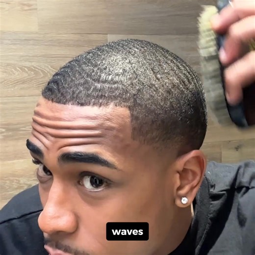 🌊 Every wave starts with a solid brush session | Kiss Colors & Care
