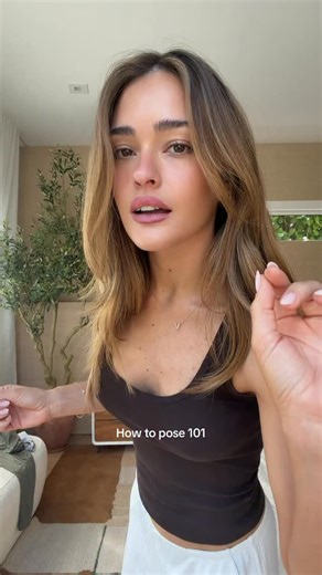 Vale Genta on Instagram: "Plenty of tips and tricks on how to pose, do you wanna see more? #posingtips #howtopose #poseforpictures"