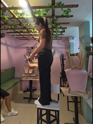 Por eso no subí el resultado final de la decoración 😂🥲 pero bueno, ya les voy a subir la parte 3, chicas. No se preocupen, todo está bien, solo fue una caída y una contusión leve. Y nada, si van a hacer este tipo de trabajos, háganlo con mucho cuidado ✨️ #caida #decoracion #emprendimiento #antojitossatisfechos
