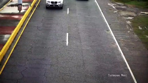 𝗦𝗽𝗲𝗲𝗱 𝗖𝗮𝗺𝗲𝗿𝗮𝘀 𝗡𝗼𝘄 𝗠𝗼𝗻𝗶𝘁𝗼𝗿𝘀 𝗜𝗹𝗹𝗲𝗴𝗮𝗹 𝗧𝗵𝗶𝗿𝗱-𝗟𝗮𝗻𝗲 𝗗𝗿𝗶𝘃𝗶𝗻𝗴 The Guyana Police Force (GPF), in partnership with the National Data Management Authority (NDMA), has introduced a new enforcement capability under the Safe Road Intelligent System (SRIS) that automatically detects and flags illegal third-lane driving, a dangerous practice that has long contributed to congestion and public frustration across the country’s roadways. Using upgraded SRIS video analyt