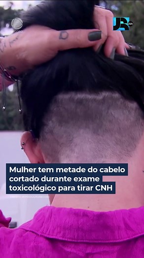 Com 25 anos de experiência dirigindo caminhão, Márcia já fez muitos exames toxicológicos, mas nenhum terminou dessa forma: metade do cabelo dela foi cortado durante o exame. O procedimento foi realizado em uma clínica de Araçatuba, interior de São Paulo. O que era pra ser um exame simples, virou um trauma. 👉 Veja essa e outras notícias em R7.com/JornalDaRecord #JornalDaRecord #JR24H