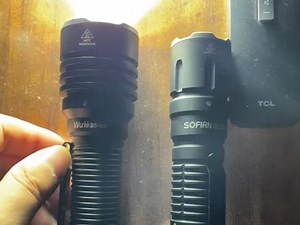 索菲恩ts23和sc33都是70.3hi ts23客服说极亮直驱 其他档位恒流 经体验确实如此 玩过一段时间之后极亮亮度下降 远没有刚开始那样亮 而sc33没问客服是不是恒流 你们有兴趣的可以问下 2筒子出光都很不错 ts23追求中近距离 sc33追求近距离 ts23走夜路次极亮脚下略黑 勉强能走 小心踩屎 sc33次极亮脚下亮度没问题 不容易踩屎😄 近距离sc33亮 中距离ts23亮 尾部战术开关 越按越舒服 比传统的硅胶开关好 很轻。因为价格问题不推荐这2把手电 但是你们可以去找平替！大小体积就按这个找就可以了！毕竟中头手电 揣兜里也好揣 匹欧曼k55那个头太大了！#强光手电 #手电筒 #手电筒评测 #手电筒推荐,ts23手电筒评测- 抖音