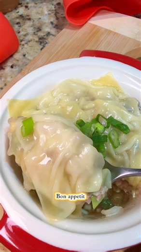 Viral Soup Dumpling Lasagna Recipe 🥟 If you love soup dumplings, this one’s for you. This soup dumpling lasagna has all the savory, juicy flavors of classic Chinese dumplings, layered lasagna-style and steamed until perfectly tender. It’s comfort food with a clever twist, and it’s easier than it looks. Ingredients • 8–10 oz minced pork • 4–5 shiitake mushrooms, finely diced • 1/2 cup cabbage, finely diced • 1 tsp ginger, minced or grated (plus extra slivers for topping) • 1 tsp garlic, minced o