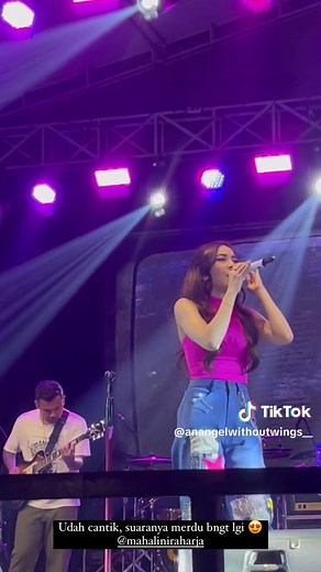 Semangat buat ciptain lagu” mengiris hati kaya gini lagi lini, hancurkan hati kami semua, gapapa banget 😩💔 #mahaliniraharja #mahalini #mylinz #bohongihati #bohongihatimahalini #fabula #albumfabula #debutalbumfabula #debutalbummahalini #konserfabula #konsermahalini #soundsofbabel cr: sheli.sr