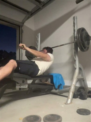 Post Covid 1rst day back only filmed last sets squat 405-1x5 bench 275-1x5 ohp 165-1x5.