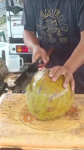 super big coconuts frees cutting skills #satisfying #streetfood #water
