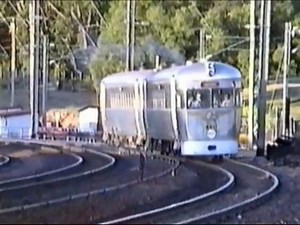 Check out these old beauties rattling around Brisbane in the early 90s. Tony from SteamsoundsAU was kind enough to let us share this video of his showing the various trains coming in and out of Roma Street station back in 1991. 📹: SteamsoundsAU | ABC Brisbane