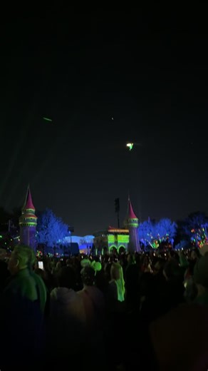 Tink flying will always bring me to tears #disneyworld #mostmagicalplaceonearth #tinkerbell