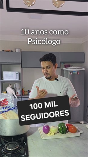 Igor do Ó | Psicólogo on Instagram: "Deixando a parte do Masterchef de lado... kk 🥘 São 10 anos como psicólogo, 10 anos de estrada, prática, desafios e muito aprendizado na vida real. . Hoje, mais de 100 mil pessoas acompanham esta página, fortalecendo a troca de conhecimento e experiências. . Obrigado a todos que fazem parte dessa caminhada e ajudam a construir esse trabalho todos os dias. _ A receita leva 3 dentes de alho, 1 cebola branca, 1 cebola roxa, 1 pimentão, 2 tomates, 2 caixas de cre