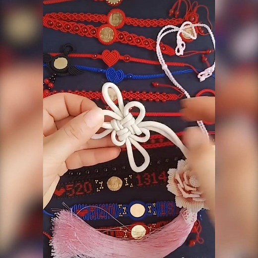How To Tie A Decorative Chinese Good Luck Knot With Paracord | Modern Women