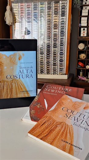 The Southern Tailor on Instagram: "Entre 2010 y 2011 conocí Couture Sewing Techniques de Claire Shaeffer. Tenía 17 años. Junto a mi amiga Gina asistíamos a un taller municipal de costura, donde confeccionamos nuestra primera prenda: una falda. Con este libro aprendí a coser. Mi inglés entonces no era tan avanzado, pero lograba comprenderlo. El verdadero problema era otro: no sabía absolutamente nada de costura. Desconocía por completo la jerga y los tecnicismos del oficio. Leí el libro varias ve