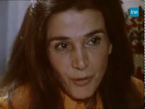 FEMMES SOUS PAYÉES – L’ANALYSE DE GISÈLE HALIMI. C’est encore aujourd’hui une triste réalité, le salaire moyen des femmes est 16,8% inférieur à celui des hommes. Selon Gisèle Halimi, les employeurs se servent notamment d’intitulés de postes « inférieurs », comme « attachée de direction » pour moins bien payer la gente féminine, même sur des postes à responsabilités égales. | INA