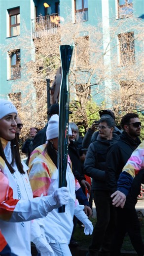 Università Cattolica on Instagram: "“Queste Olimpiadi invernali rappresentano un evento straordinario in un momento storico delicato, perché rendono visibili valori che oggi appaiono vulnerabili. È stata un’esperienza unica e di grande emozione soprattutto perché vissuta insieme alle studentesse e agli studenti dell’Ateneo. È stato davvero toccante.” Oggi venerdì 6 febbraio la rettrice Elena Beccalli ha portato la Fiamma Olimpica e l’ha consegnata a un gruppo di studentesse e studenti dell’Aten