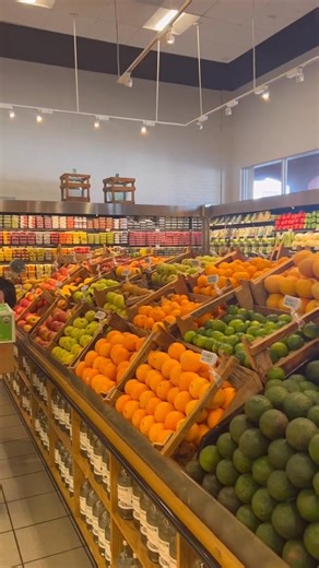 Come with me to Erewhon for lunch in LADo you think it’s overpriced #familytime #california #erewhonmarket #familyphoto #usa #familyphotography #losangeles #LA #Family #FamilyTravel #familygoals #familyday #erewhon #america #fyp #familyphotographer #FamilyLove #lunchtime #familyfun #expat | Ellcochlin | Facebook