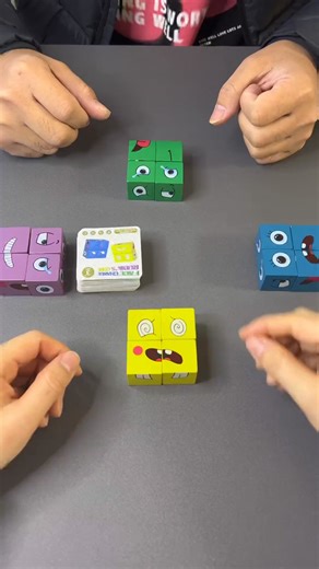 ✅Táto Rubikova kocka, ktorá mení tvár, kombinuje zábavu a vzdelávaciu hodnotu. Hra je veľmi jednoduchá: náhodne otočte kartu a potom pomocou kociek napíšte výrazy na karte. Kartu získa najrýchlejší hráč. Kto na konci nazbiera najviac kariet, vyhráva. Nielenže si to precvičuje pamäť detí, ale rozvíja aj pozorovacie a reakčné schopnosti. Môže to tiež zlepšiť interakciu medzi rodičom a dieťaťom. 🛒Nakúpiť tu >> | Vdqocs-shop