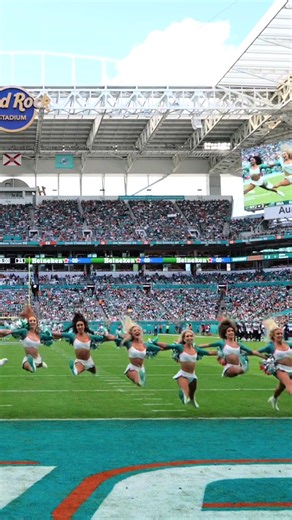 How do we get that iconic MDC jumpsplit? We PRACTICE over and over, because practice makes progress #miamidolphins #miamidolphinscheerleaders #nflcheerleader #jumpsplit #afceast #fyp #finsup
