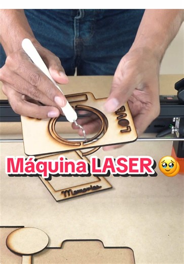 🎨 ¿Te imaginas grabar tus propias piezas de madera con láser? Probé la @ATOMSTACK A5 Pro V2 y ¡me voló la cabeza! Hoy grabé una pintura y corté marquitos para fotos 😍 Y lo mejor: tú también puedes hacerlo desde casa. Checa cómo funciona y qué materiales puedes cortar 🔥 💬 ¿Qué diseño harías tú con esta máquina? #ManualidadesLaser #DIYEnCasa #HazloConSam #LaserCutter #IdeasCreativas #ArteYEmprendimiento #CorteYGrabado #HechoConLáser #atomstack