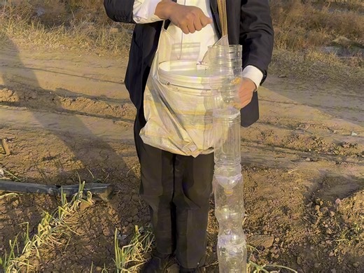 经过我在田间地头反复的实践与论证，采用这个方法给庄稼施肥就不用弯腰了，还可以大大的提高工作效率#抽象行为艺术 #田园艺术家 #田间地头