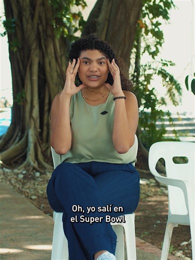 ¿Cómo terminas en el medio tiempo del Super Bowl sin saberlo? 🏈🤯 Nuestros estudiantes de Cine y Comunicación Audiovisual fueron convocados para ser asistentes de dirección y extras en un “comercial secreto” 🎬👀. La sorpresa fue suya cuando se dieron cuenta de que lo que habían filmado era, en realidad, la intro de uno de los espectáculos más vistos en todo el mundo 🌎. Cuando las conexiones con la industria son reales, el salón de clases se muda a los escenarios más grandes del planeta 🎥🐝. 