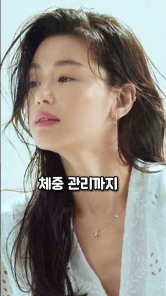 What makes Jun Ji-hyun, a top star of 29 years, eventually collapse, even after enduring everything