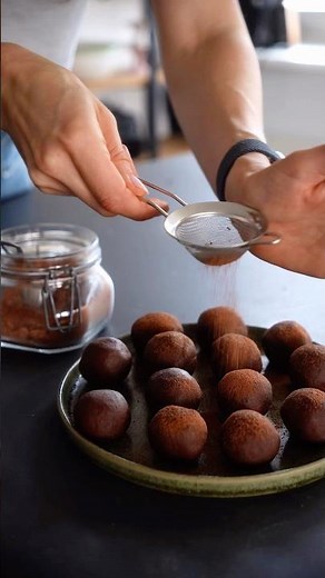 Healthy & vegan chocolate truffles 🍫 made from beans, without sugar & without oil #mrsflury #healthy