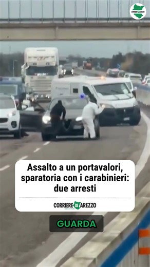 Corriere di Arezzo on Instagram: "Un furgone portavalori è stato assaltato lungo la superstrada Lecce-Brindisi. Durante l’azione si è verificato un conflitto a fuoco con i carabinieri, senza feriti. Due componenti del gruppo sono stati arrestati dalla Radiomobile di Campi Salentina, mentre altri sono riusciti a fuggire. Nel video si vedono le fasi dell’assalto e l’esplosione delle porte del mezzo blindato."