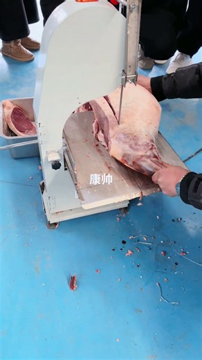 cutting cow's meat in large pieces #cuttingmachine #cuttingskills #meat #shortvideo