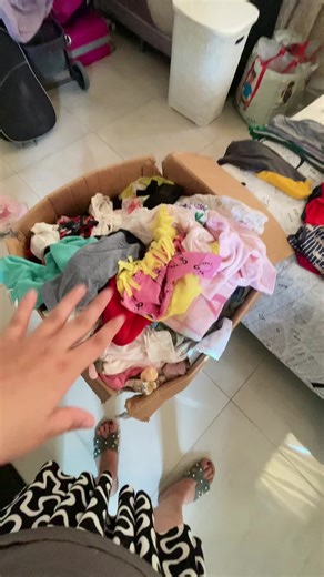 Caja de ropa de niño y niña a la venta