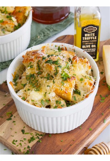 Recreating Ini Ristorante’s Truffle Cheese Bread may be one of the greasiest decisions I’ve ever made. Bread cubes baked with a truffle ricotta, mozzarella cheese, and honey (a must). The simplest but most mouthwatering app 🍯 find the recipe link below! https://olivesandlamb.com/truffle-cheese-bread/ INSTRUCTIONS 8 oz French Bread (cut into 1 inch cubes, about 5-6 cups) ½ cup Ricotta ½ tsp Lemon juice ¾ tsp White Truffle Oil ⅛ tsp Garlic Powder ¼ tsp Kosher Salt Pinch of Black pepper Olive Oil 