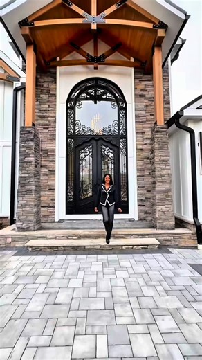Monique | Home Expert 🇯🇲🏠 on Instagram: "NEW CONSTRUCTION 🏡✨ Brand-new build, ready to tour Mendham, NJ ⛰️💎 Visuals : @seviin_media 🔑 Highlights: ✅ 6 Bedrooms ✅ 5.1 Bathrooms ✅ ~7,500 sq ft of finished living space ✅ Nearly 6 private acres + breathtaking views ✅ High-end finishes throughout ✨ ✅ Open-concept living + entertainer’s kitchen 👩🏽‍🍳 ✅ Wolf appliances + 2 oversized islands ✅ Secret glass wine room 🍷 ✅ 24’ beamed ceilings + statement fireplace 🔥 ✅ New systems for low-maintenan