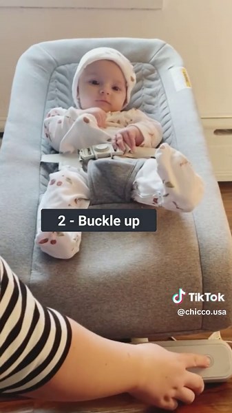It is all smiles with the Chicco E-Motion Auto-Glider & Bouncer #ChiccoUSA #EMotionGliderBouncer #HappyBaby