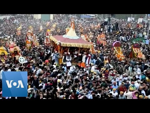 Huge Crowds Gather in Northern India to Celebrate Hindu Festival