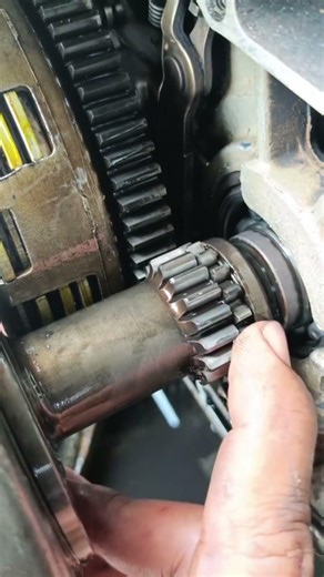 mechanic tricks for installing a clutch housing #tutorial #automobile