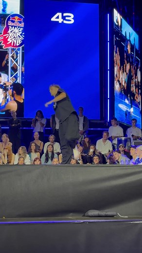 #streetdancers #streetstyle #streetwear #dancebattle #streetdancer @Red Bull Dance @lilh_mogg