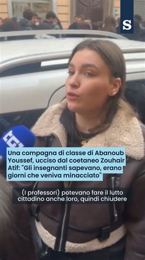 Il corteo in ricordo di Abanoub Youssef, ucciso a scuola, a La Spezia, da un suo coetaneo, parte, mansueto, stretto intorno al proprio dolore. Una compagna di classe si sfoga: “Gli insegnanti sapevano. Zouhair Atif era già stato fermato con un coltellino svizzero davanti a scuola. Era una tragedia se non annunciata, attenzionata. Erano giorni che minacciava Aba”. Di Giulia Ricci #laspezia