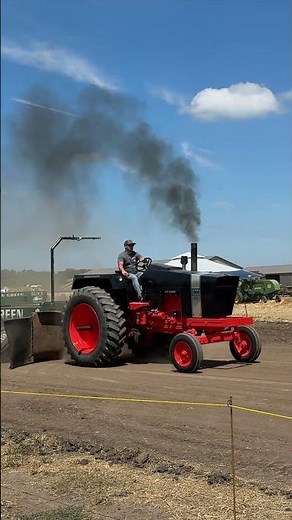 Case 970 Demonstrator doing a pull 😱 👍 Antique tractor and steam engine show #shorts
