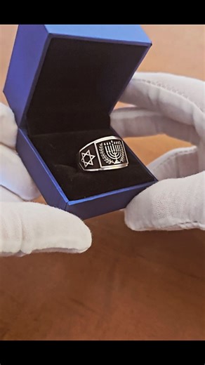 🔥Una obra más de la orfebrería Israelí! El bello e imponente anillo "Atikva" (Esperanza) es el símbolo perfecto que nos recuerda la esperanza viva que siempre estára presente en nuestras vidas, con los tradicionales símbolos tan especiales como la Menorah, que revive el recuerdo y la esperanza de nuestro Gran Templo, la Paloma, el típico símbolo de nuestra muy deseada y tan esperada paz, el Maguen David (escudo de David) el símbolo que desde antaño nos a distinguido como judíos, "Descendientes