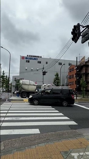 右折する白いコンクリートミキサー車 #働く車