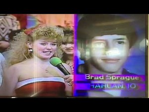 Kelly Ripa signs of a star