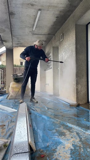 Pas de bonne isolation sans une façade propre ! Je commence toujours par un gros lavage haute pression. Le but ? Avoir un mur sain pour que la colle de l'isolant accroche vraiment bien. On ne fait pas les choses à moitié, la qualité commence par la préparation.#isolation #facade #Renovation #ITE