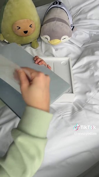 First MacBook Air Unboxing: New Sky Blue Model