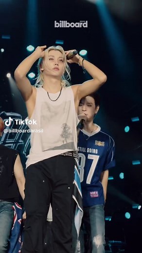 ALGUÉM SEGURA ESSES HOMENS! O #StrayKids está entregando tudo no Palco Mundo do #RockinRio 2026 nesta sexta-feira (11). Além das coreografias impecáveis e da energia de milhões, os integrantes estão conquistando o público com uma conexão de arrepiar e olhares simplesmente sedutores. (Vídeo: Billboard Brasil) #BillNoRIR #KPopNaBill #Kpop